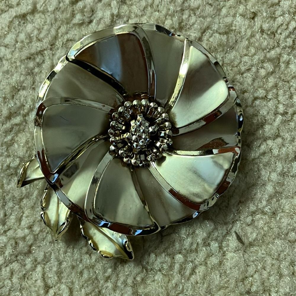 Vintage Elegant Gold Flower Brooch